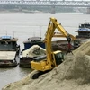 Một điểm khai thác cát và tập kết cát ngay sát chân cầu Thăng Long. (Ảnh: Hoàng Lâm/TTXVN)