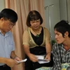 Tổng Lãnh sự Nguyễn Thị Nhã và Phó Tổng lãnh sự Đinh Hùng Vương trao quà thăm hỏi anh Tính trước khi về nước. (Ảnh: Hà Ngọc/Vietnam+) 