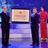 Phó Thủ tướng Nguyễn Thiện Nhân trao Bằng di tích cấp Quốc gia đặc biệt cho Khu di tích lịch sử văn hóa Cố đô Hoa Lư. (Ảnh: Minh Đức/TTXVN)