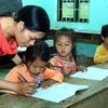 Dạy tiếng Việt cho học sinh dân tộc. (Ảnh minh họa: Quý Trung/TTXVN)