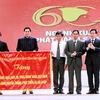 Bộ trưởng Bộ Thông tin và Truyền thông Nguyễn Bắc Son trao bức trướng của Ban Bí thư TW Đảng tặng Cục Xuất bản. (Ảnh: Minh Tú/TTXVN)