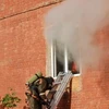Một lính cứu hỏa Nga bước ra từ cửa sổ khu nhà xưởng bị cháy. (Nguồn: Itar-tass)