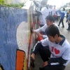 Đoàn viên thanh niên làm sạch Con đường gốm sứ. (Nguồn: doanthanhnien.vn)