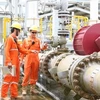 Công nhân kiểm tra hệ thống đường ống dẫn khí ở hệ thống khí Nam Côn Sơn. (Ảnh: Hà Thái/TTXVN)