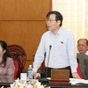 Chủ nhiệm Ủy ban Tài chính-Ngân sách của Quốc hội Phùng Quốc Hiển trình bày Báo cáo thẩm tra tại phiên họp. (Ảnh: Phương Hoa/TTXVN)