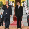 Chủ tịch nước Trương Tấn Sang và Tổng thống Panama Ricardo Martinelli Berrocal tại lễ đón. (Ảnh: Nguyễn Khang/TTXVN)