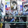 Phụ nữ Iran giơ cao các tấm poster có hình ảnh Đại giáo chủ Ayatollah Ali Khamenei. (Nguồn: AP)