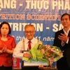 Bác sỹ Nguyễn Lân Đính nhận giải thưởng Dinh dưỡng “Vinutas-Dutch Lady” năm 2012. (Nguồn: FrieslandCampina)