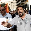 Biểu tình trước trụ sở quốc hội Hy Lạp phản đối cắt giảm ngân sách. (Nguồn: AP)