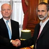 Ngoại trưởng Anh William Hague và Chủ tịch Liên minh Dân tộc Syria Ahmed Moaz al-Khatib. (Nguồn: Telegraph)