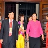 Ông Nguyễn Xuân Thắng và bà Cố Tú Liên (thứ ba, bên phải) - Hội trưởng Hội Trung Quốc-ASEAN dự lễ khai mạc. (Nguồn: QĐND)