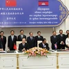 Thủ tướng Trung Quốc Ôn Gia Bảo và Thủ tướng Campuchia Hun Sen chứng kiến lễ ký một số thỏa thuận hợp tác. (Ảnh: Trần Chí Hùng/Vietnam+)