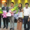 Cô Hằng và học sinh Phan Đăng Huy nhận bằng khen của Sở Giáo dục và Đào tạo Hải Phòng. (Ảnh: Minh Thu/Vietnam+)