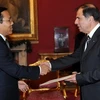 Đại sứ Việt Nam tại Cộng hòa Italy kiêm nhiệm Cộng hòa Malta Nguyễn Hoàng Long trình thư ủy nhiệm lên Tổng thống Malta. (Ảnh: Ngự Bình/Vietnam+)