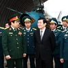 Chủ tịch nước Trương Tấn Sang với cán bộ chiến sỹ Trung đoàn Không quân 921. (Ảnh: Nguyễn Khang/TTXVN)