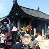 Khách thập phương thắp hương, cầu tài lộc tại chùa Đồng, Yên Tử. (Ảnh: Đình Trân/TTXVN).