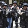 Cảnh sát Indonesia truy bắt tội phạm. (Nguồn: washingtonpost.com)