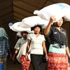 Người dân Myanmar nhận hỗ trợ lương thực từ Liên hợp quốc. (Nguồn: OCHA)