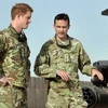 Hoàng tử Anh Harry (trái) tại Afghanistan. (Nguồn: AFP)
