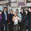Đại sứ và Phu nhân chụp ảnh lưu niệm cùng gia đình cô dâu Nguyễn Thị Nữ. (Ảnh: Anh Nguyên-Việt Cường/Vietnam+) 