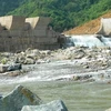 Khoang tràn của đập chính Nhà máy thủy điện Đakrông 3 bị vỡ hồi tháng 10/2012. (Ảnh: Hồ Cầu/TTXVN)