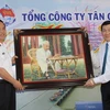 Chủ tịch nước Trương Tấn Sang tặng quà cho cán bộ chiến sỹ của Tổng công ty Tân Cảng Sài Gòn. (Ảnh: Thanh Vũ/TTXVN)