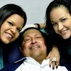 Tấm ảnh ông Hugo Chavez cùng 2 cô con gái trên giường bệnh ở Cuba (Nguồn: AFP)