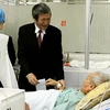 Ông Đinh Thế Huynh tặng quà cho bệnh nhân đang điều trị tại Bệnh viện Y học cổ truyền Trung ương. (Ảnh: Dương Ngọc/TTXVN)
