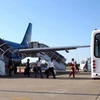 Máy bay chở khách hạ cánh ở Sân bay Phú Bài. (Ảnh: Quốc Việt/TTXVN)