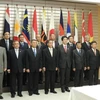 Thủ tướng Nhật Bản Shinzo Abe cùng đại diện các nước tham dự Hội nghị quốc phòng ASEAN-Nhật Bản cấp thứ trưởng lần thứ 4. (Ảnh: Hữu Thắng/Vietnam+)