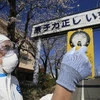 Kiểm tra nồng độ phóng xạ tại thị trấn Futaba, tỉnh Fukushima, cách nhà máy điện hạt nhân Fukushima 10km. (Nguồn: AFP/TTXVN)