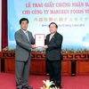 Chủ tịch Ủy ban Nhân dân tỉnh Bình Dương trao giấy phép cho Tổng Giám đốc Tập đoàn Maruzen Foods Nhật Bản. (Ảnh: Quách Lắm/Vietnam+) 