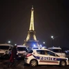 Cảnh sát đã lập một vành đai an ninh xung quanh tháp Eiffel. (Nguồn: AFP)