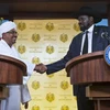 Tổng thống Sudan Omar al-Bashir (trái) và Tổng thống Nam Sudan Salva Kiir. (Nguồn: AP)