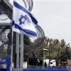 Một lá cờ của Israel gần lá cờ của Syria tại Cao nguyên Golan ngày 5/3/2013. (Nguồn: Reuters)