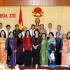 Phó Chủ tịch Quốc hội Nguyễn Thị Kim Ngân chụp ảnh lưu niệm với các đại biểu. (Ảnh: Nguyễn Dân/TTXVN)