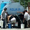 Người dân ở Havana đi lấy nước sạch. (Nguồn: caribbeannewsnow.com)