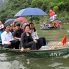 Phó Chủ tịch nước Nguyễn Thị Doan dự lễ rước bài vị Thánh Quý Minh đại vương trên sông. (Ảnh: Vũ Văn Đạt/Vietnam+)