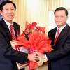 Thứ trưởng Bộ Giáo dục và Thể thao Lào Kongsi Sengmani trao Huân chương Phát triển hạng II cho ông Cù Thanh Tiến, Tổng giám đốc Công ty Hòa Bình xanh. (Ảnh: Hoàng Chương/Vietnam+)