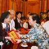 Phó Chủ tịch nước Nguyễn Thị Doan tặng quà cho các đại biểu. (Ảnh: Thống Nhất/TTXVN)