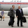 Ông Iijima (phải) tại sân bay ở Triều Tiên. (Nguồn: AP)