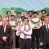 Phó Thủ tướng Nguyễn Xuân Phúc và ông Đặng Ngọc Tùng, Chủ tịch Tổng Liên đoàn Lao động Việt Nam trao giải thưởng cho các đại biểu. (Ảnh: Dương Giang/TTXVN)