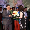 Tặng hoa chúc mừng Chủ tịch và Ban Chấp hành mới Hội đồng hương Kinh Bắc. (Ảnh: Văn Long/Vietnam+)