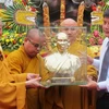 Đại diện Ban trị sự Giáo hội Phật giáo Việt Nam Thành phố Hồ Chí Minh tặng tượng Bồ tát Thích Quảng Đức cho lãnh đạo thành phố. (Ảnh: Hoàng Anh Tuấn/Vietnam+)