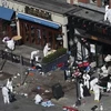 Thu thập chứng cứ tại hiện trường vụ đánh bom ở Boston ngày 15/4. (Nguồn: Reuters)