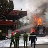 Nỗ lực dập lửa của các chiến sỹ Phòng cháy chữa cháy (Ảnh: Sơn Bách/Vietnam+)