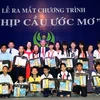 Tặng quà cho các em học sinh nghèo học giỏi tiêu biểu năm học 2012-2013. (Ảnh: Hoàng Hải/Vietnam+) 