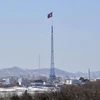 Cột thép với quốc kỳ Triều Tiên ở khu vực biên giới hai nước. (Nguồn: AFP).