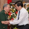 Chủ tịch nước Trương Tấn Sang với chiến sỹ Việt Minh thành Hoàng Diệu. (Ảnh: Nguyễn Khang/TTXVN)