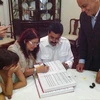 Tổng thống Maduro và bà Cilia Flores ký đăng ký kết hôn. (Nguồn: tmaniglia)